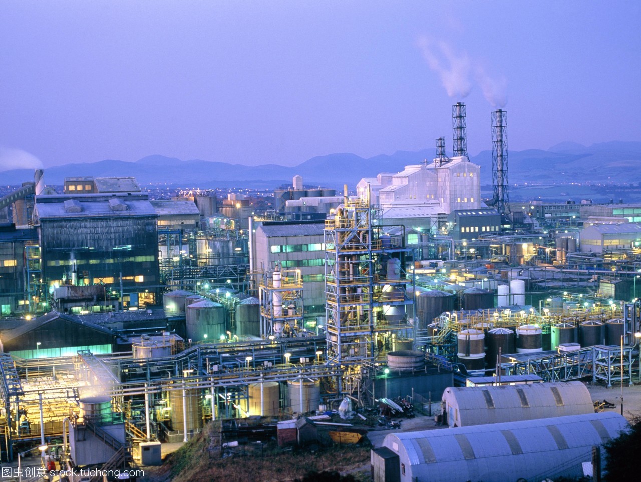 化學工業。夜間的石階上化工廠在坎布里亞郡Whitehaven英國。這個工廠生產原材料和中間體的洗滌劑和toileteries產業。它生產表面活性劑表面清潔劑和發泡產品然后國內清潔材料用于制造肥皂,牙膏,和工業材料如水泥,泡沫地毯襯底。工廠也生產硫酸因此有一些二氧化硫的排放。